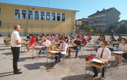 Седмокласниците на ОУ „Иван Вазов” се сбогуваха с училището, сядайки на чиновете си от 1 клас