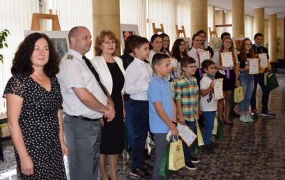 Областният управител награди талантливи ученици  в международния конкурс за детска рисунка „С очите си видях бедата”