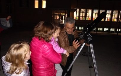 МЛАДИ АСТРОНОМИ  НАСОЧИХА ТЕЛЕСКОПИ КЪМ ЗВЕЗДНОТО НЕБЕ