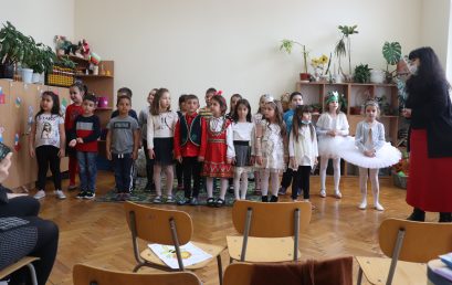 Малчугани четат и рисуват