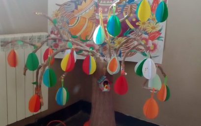 Първокласници украсиха Великденско дърво