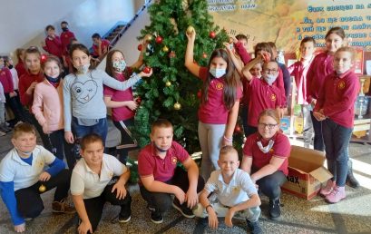 Коледна украса в училище