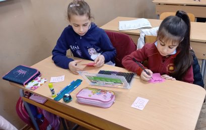 Третокласници обновяват интерактивната си книга „Моето училище“