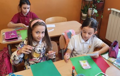 Второкласници представят своя лапбук посветен на празника