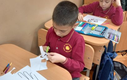 Първокласници с картички за празника