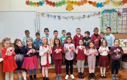 Малчугани с поздрав към всички майки