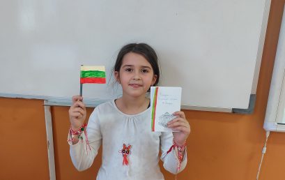 Второкласници изработват книжки за 3 март