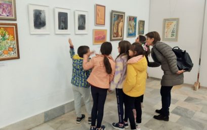 Второкласници на посещение в художествената галерия