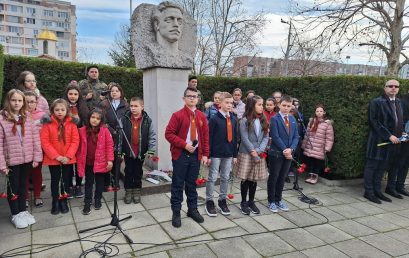 Ученици отдадоха своята почит към Апостола