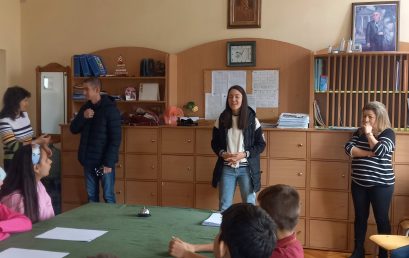 От училищния чин до стетоскопа и преподавателската катедра