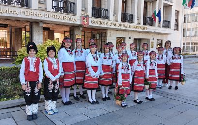 Лазарки от ОУ „Иван Вазов“ наричаха за здраве