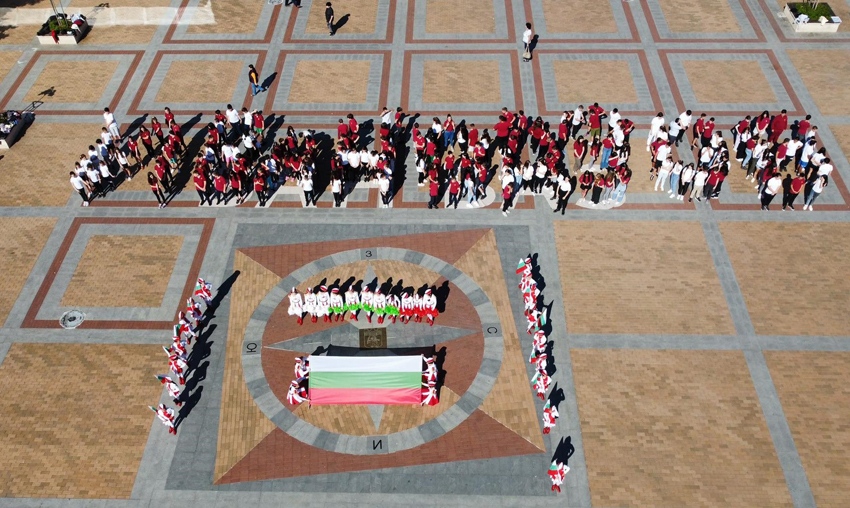 250 деца изписаха с телата си името на Иван Вазов на площада в Горна Оряховица