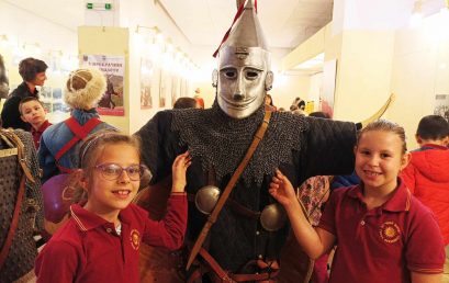 Първокласници на среща с археолози  и историци