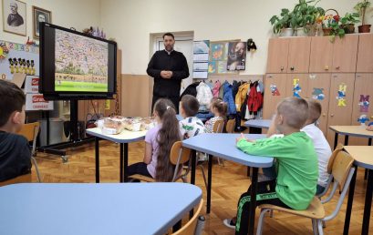 Малчуганите от подготвителна група посрещат отец Зоран