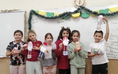 Третокласници подготвят весели гномчета за коледна украса