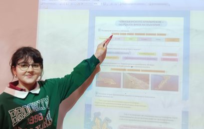 Четвъртокласничка в роля на учител