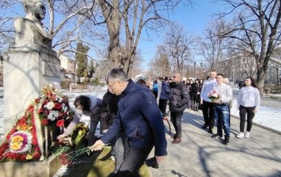 Ученици  сведоха глави пред паметта на Спасителката на града Елена Грънчарова