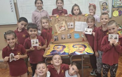 Първокласници подреждат пъзели с лика на народни будители