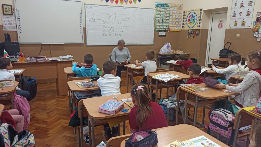 Приказна седмица на четенето в 1.В клас заедно с баба