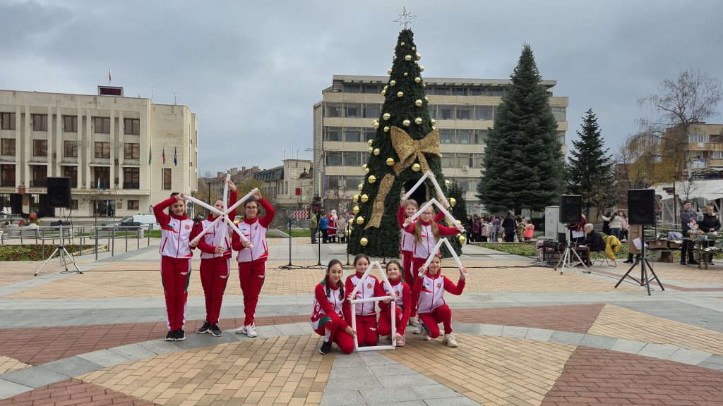 Песни и танци на Благотворителния коледен базар на площад  „Георги Измирлиев“