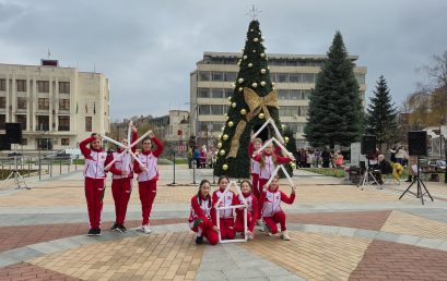 Песни и танци на Благотворителния коледен базар на площад  „Георги Измирлиев“