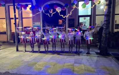 Мажоретките с участие в тържественото запалване на празничните светлини  на коледната елха