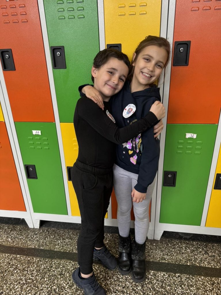 Прегръдката на 1 “А” клас лекува!