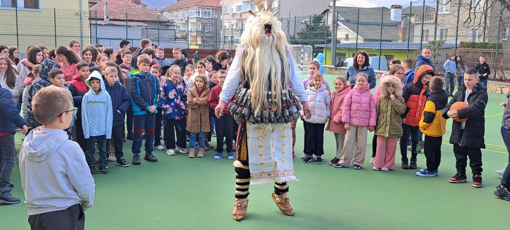 Магията на кукерството оживя в ОУ „Иван Вазов“