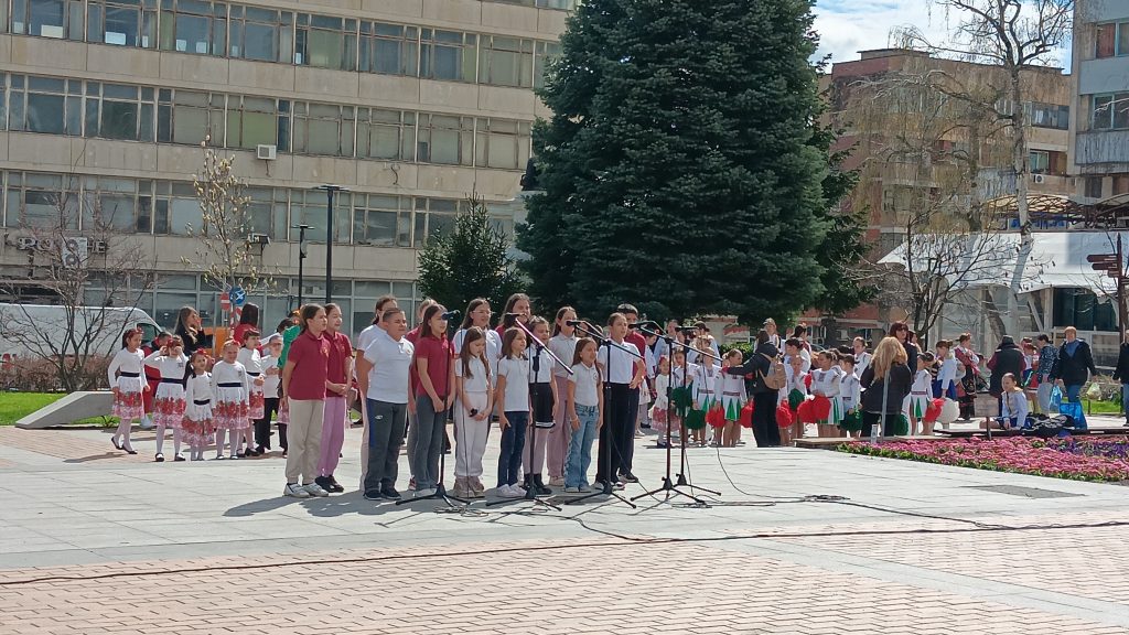 Великденска магия: „Българче“ и „Звънчета“ озариха общинския концерт