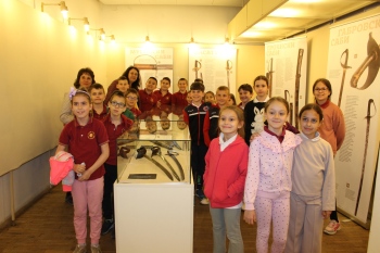 Второкласници от ОУ „Иван Вазов“ поставиха началото на дните, посветени на Априлското въстание в Горна Оряховица