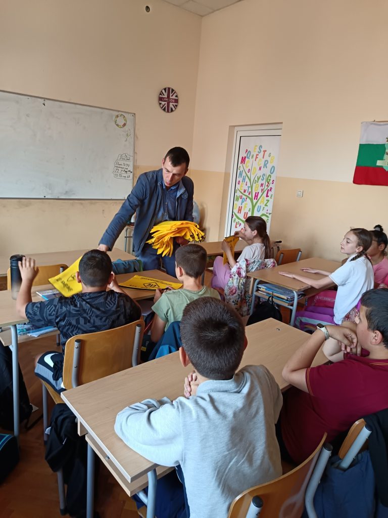 Вълнуваща среща с бизнеса: Пътят на парковото обзавеждане от чертежа до парка